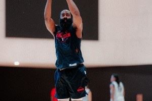 明日季前赛首战广州！快船官方晒今天训练照 全员积极备战