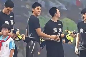 广东宏远男篮参加公益活动 新援崔永熙与球队一同出席