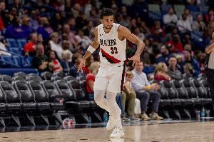 稳定火力！卡马拉半场8中4贡献12分 三分5中3